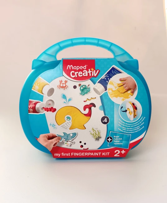 niebieska-walizeczka-z-tekturową-owijką-z-napisem-Maped-Creative-Mój-pierwszy-zestaw-do-malowania- palcami-2+-widać żółtego-wieloryba-i3-tubki-farby-granatową-czerwoną-żółtą.jpg