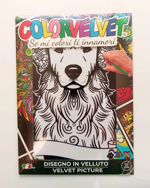 front-tekturowego-kolorowego-opakowania-Colorvelvet-Kolorowanka-Welwetowa-A4-w-okienku-widać-czarno-białego-Golden-Retrievera.jpg