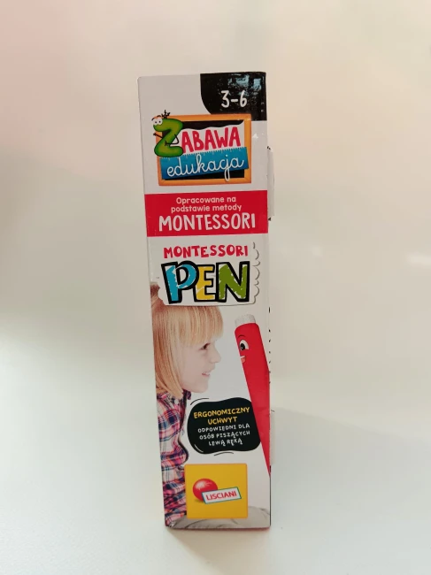 bok-tekturowego-prostokątnego-kolorowego-pudełka-Montessori-pen-ze-zdjęciem-uśmiechniętej-dziewczynki-patrzącej-na-uśmiechnięty-długopis.jpg