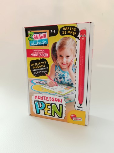 przód-tekturowego-prostokątnego-kolorowego-pudełka-Montessori-pen-ze-zdjęciem-uśmiechniętej-dziewczynki-piszącej-słowo-plecak.jpg