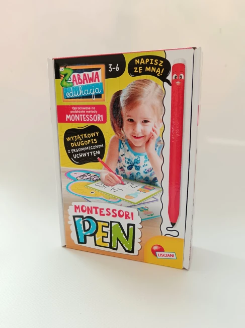 przód-tekturowego-prostokątnego-kolorowego-pudełka-Montessori-pen-ze-zdjęciem-uśmiechniętej-dziewczynki-piszącej-słowo-plecak.jpg
