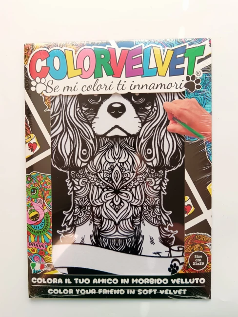 front-tekturowego-kolorowego-opakowania-Colorvelvet-Kolorowanka-Welwetowa-A4-w-okienku-widać-czarno-białego-psa-king-charles-spaniel.jpg