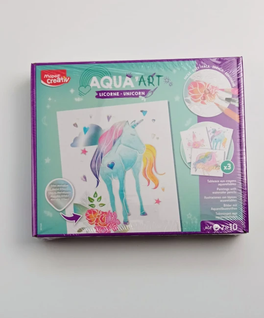 Przód-tekturowego-fioletowo-miętowego-pudełka-maped-aqua-art-jednorożec-zestaw-kreatywny-z-pomolorowanym-rysunkiem-jednorożca-oraz-3-obrazkami-zawartymi-w-zestawie.jpg