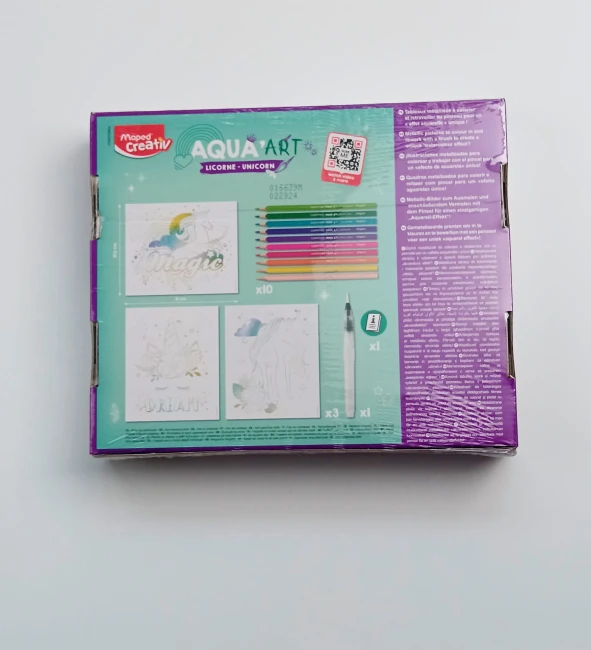 tył-tekturowego-fioletowo-miętowego-pudełka-maped-aqua-art-jednorożec-zestaw-kreatywny-zdjęcia-zawartośc-pudełka-3-arkusze-do-kolorowania-10kredek-pędzel-wodny.jpg