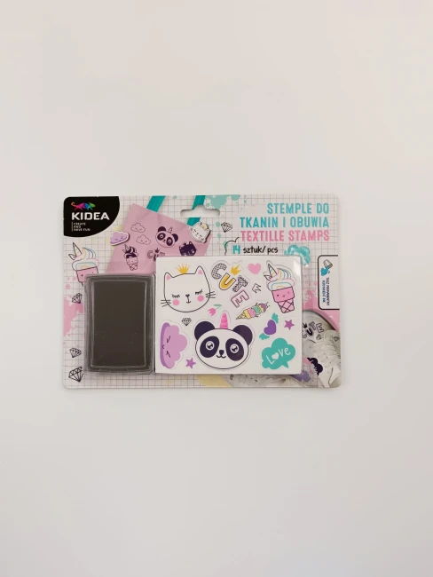przód-kolorowego-opakowania-z-napisem-kidea-stemple-do-tkanin-widać-czarny-tusz-i-stemple-kotek-panda-lody-chmurka-napis-cute-love.jpg