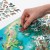dłoń-naklejająca-naklejkę-wielorazową-niedźwiedzia-na-mapę-Europy-z-zestawu-kreatywnego-gdzie-one-żyją-wyklejanka-zwierzęta-europy-z-grą-marki-kidea.jpg