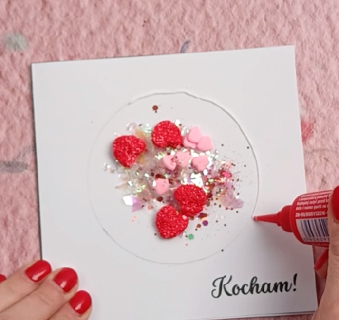 naniesienie-kleju-Magic-na-odrysowane-koło