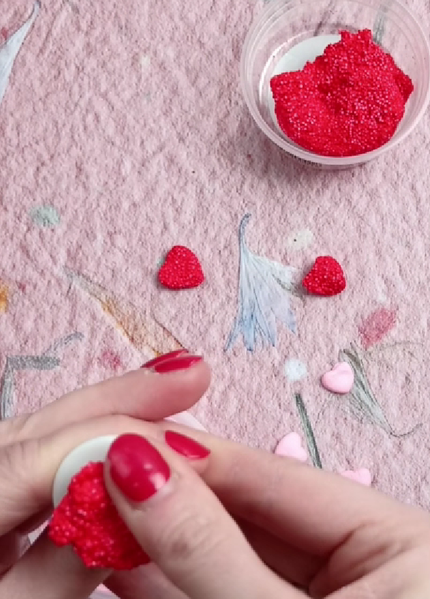 wycinanie-czerwonego-serduszka-z-masy-Silk-Clay-Foam-Clay
